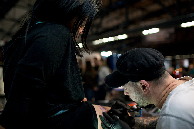 Un tatuatore al lavoro durante la convention del 2014 photo @ miss_yasmina