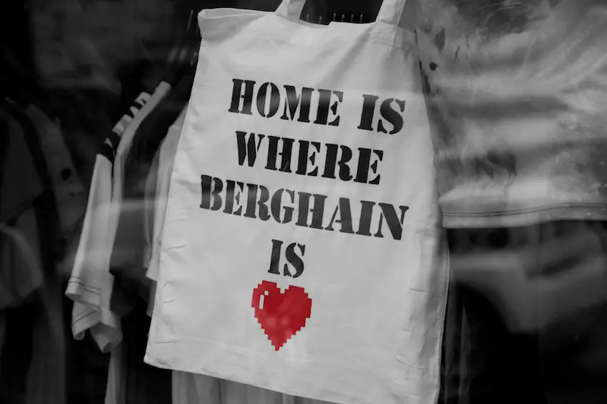 "Casa è dove è il Berghain". Più turistico di così... © Alberto Cabello CC By Sa.2.0