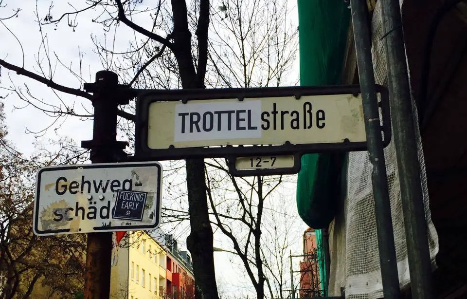 Trottel = idiota, gioco di parole in quest'opera di Urban Art berlinese