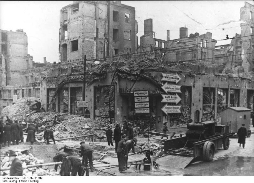 ADN-Zentralbild/Archiv II. Weltkrieg 1939-45 Unser Bild zeigt die durch britisch-amerikanische Luftangriffe verursachten Bombensch‰den in Berlin, Friedrichstraﬂe Ecke Dorotheenstraﬂe, wo sich das VarietÈ "Wintergarten" und das Cafe gleichen Namens befanden. (Aufnahme entstand vor dem 9.4.1945) 343-45