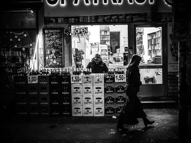 Selling Beer © Sascha Kohlmann CC By Sa 2.0