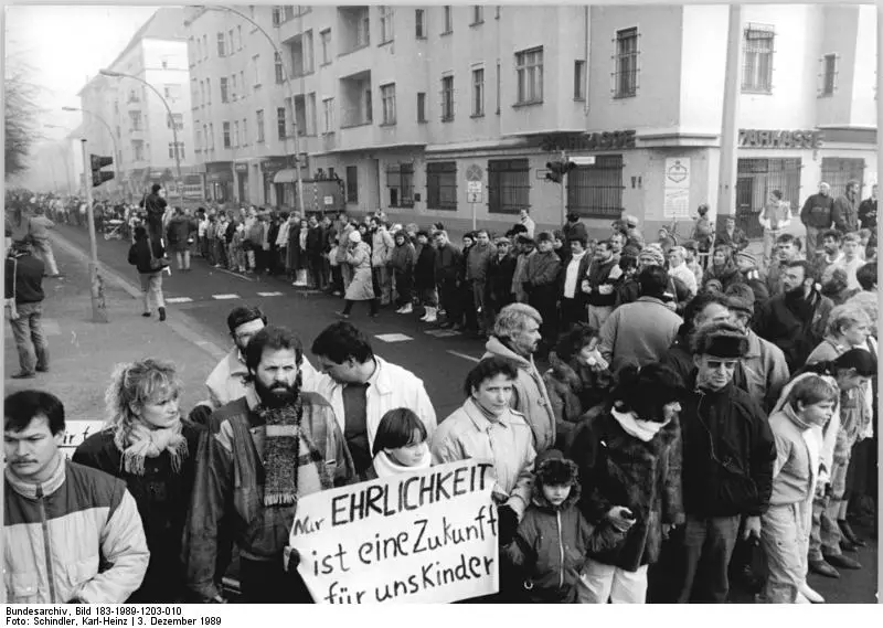 ADN-ZB Schindler 3.12.89 Berlin: Menschenkette- Dicht gedrängt standen die Bürger an der Dimitroffstraße-Ecke Greifswalder Straße. Dort stießen die Menschenketten von der F 96 und der F 2 aneinander.
