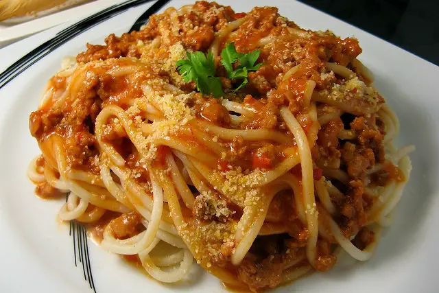 Amati dai bambini, ma non previsti in un'alimentazione vegana: Gli spaghetti al ragu'.