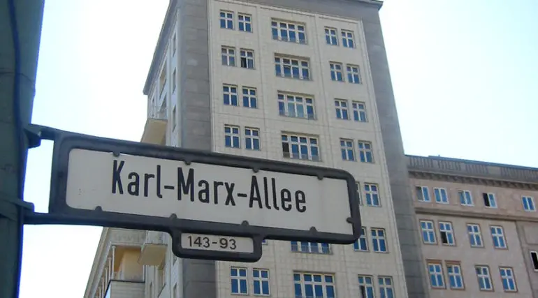 Karl-Marx-Allee_Frankfurter_Tor_Turm_Schild