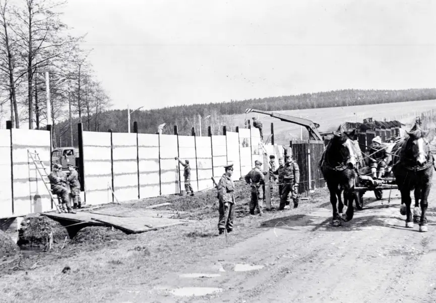 Bau der 700m langen Betonsperrmauer, 1966 Foto: BGS Bayreuth