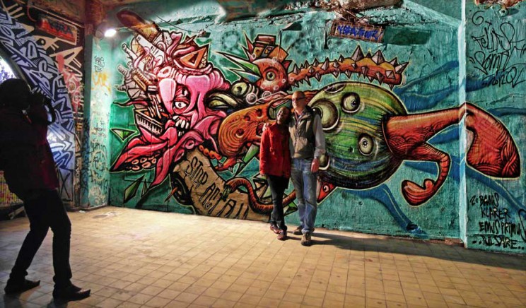 Touristen davanti Graffiti di Gustav Sonntag (alias Feliks Stift) e SOMAD