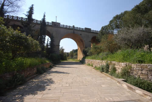 Il ponte di Villa Castelli visto dalla Gravina