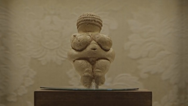 “Ho fatto pensieri impuri sulla Venere di Willendorf, la statua paleolitica di donna che ha il Papa nella sua biblioteca. Tiene 25’000 anni” Cardinale Voiello (Silvio Orlando) in The Young Pope