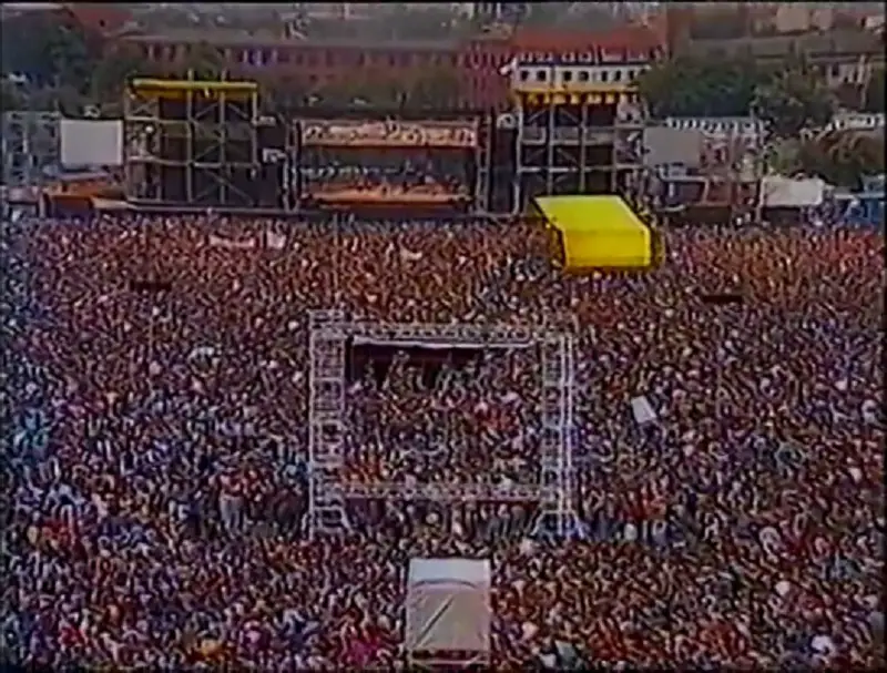  © Youtube : "Springsteen - Chimes of freedom - East Berlin 1988"