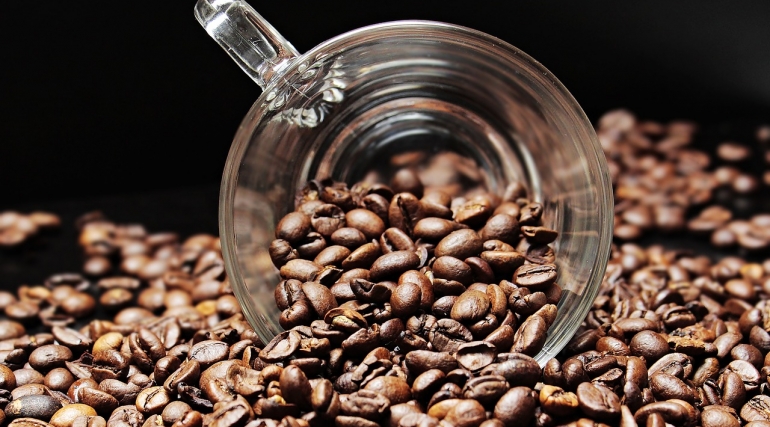 Chicchi di caffè, © pixel2013, https://pixabay.com/it/photos/chicchi-di-caffè-tazza-di-caffè-2258839/ CC0