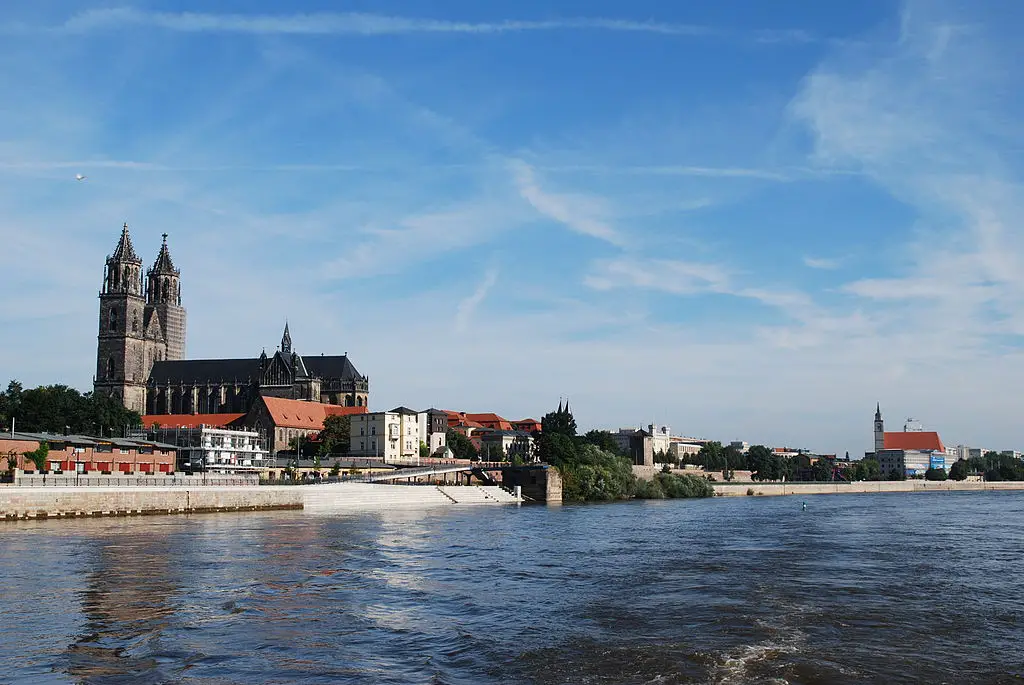 La città di Magdeburgo ©CC BY-SA 2.0https://it.wikipedia.org/wiki/Magdeburgo#/media/File:Magdeburger_Elbuferpanorama.jpg