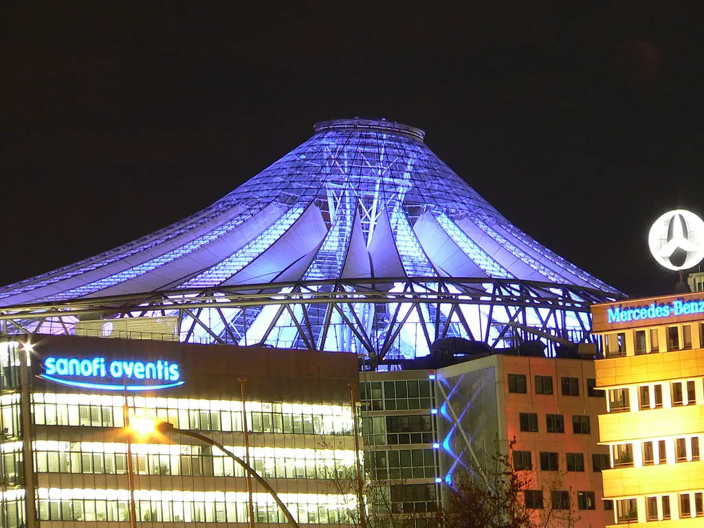 Il Sony Center e la sua illuminazione notturna - Foto di Florian Lindner - ©CC 2.5https://de.wikipedia.org/wiki/Sony_Center#/media/File:Sony_Center_Berlin.jpg