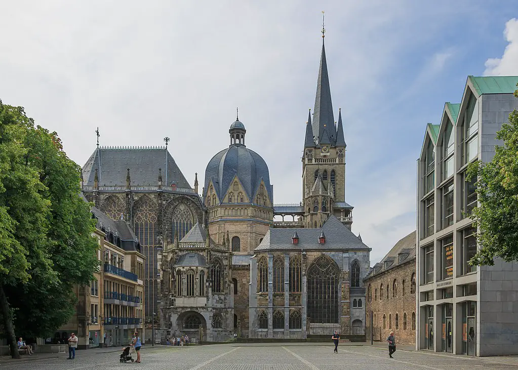 Cattedrale di Aquisgrana ©CEphoto, Uwe Aranas CC BY-SA 3.0https://it.wikipedia.org/wiki/Cattedrale_di_Aquisgrana#/media/File:Aachen_Germany_Imperial-Cathedral-01.jpg