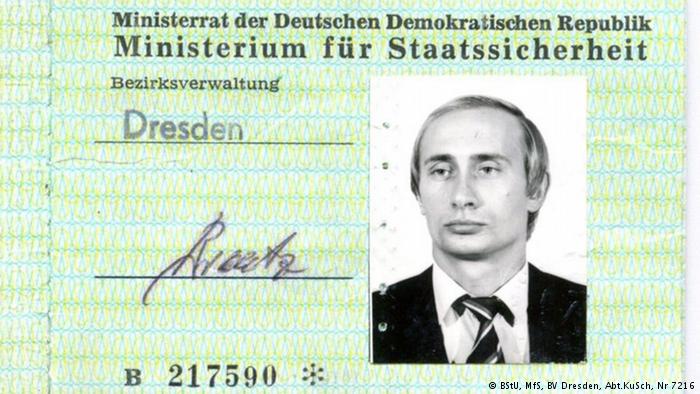 Tesserino identificativo di Vladimir Putin emesso dal Ministero per la Sicurezza di Stato ©Archivio della Stasi di Dresdahttps://www.dw.com/en/putins-stasi-identity-card-discovered-in-german-archives/a-46692271?fbclid=IwAR1H4Wi6f4mDVq6F2iaUo0C9DsvRfxS4kPpBhFofyLZUQmUFnb-6bMD4_O8#