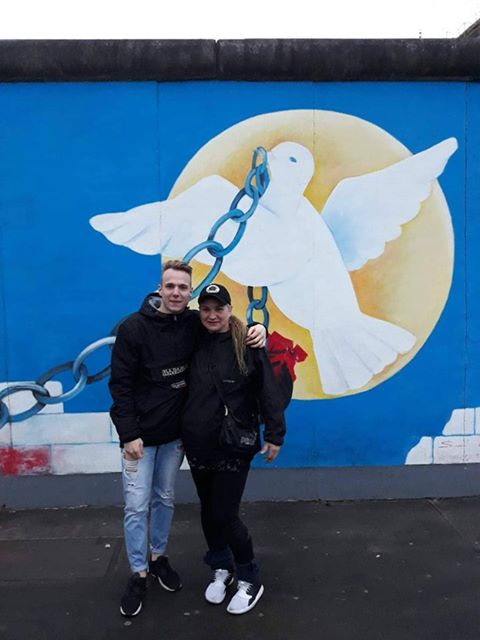 Paulina Eugenia con il figlio davanti al Muro di Berlino