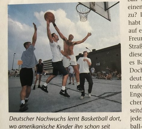 1994, foto scattata al campetto della casa occupata Kopiert a Kreuzberg. Inserita in un giornale sul basket