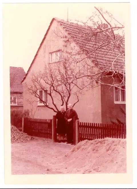 I nonni materni di Marina Carelli nella loro casetta della Germania dell'Est